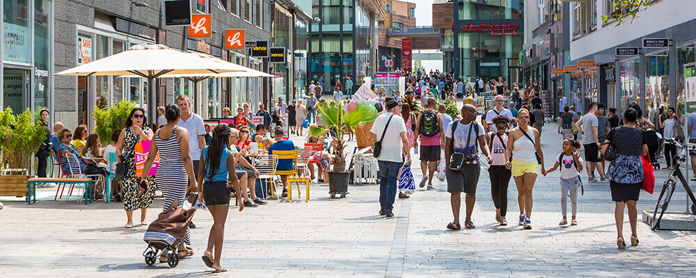 Drukke winkelstraat in Almere Stad