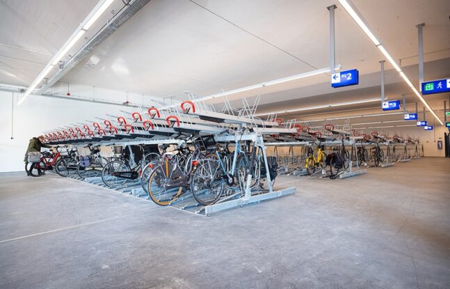 Binnenkant nieuwe fietsenstalling Station Almere Centrum