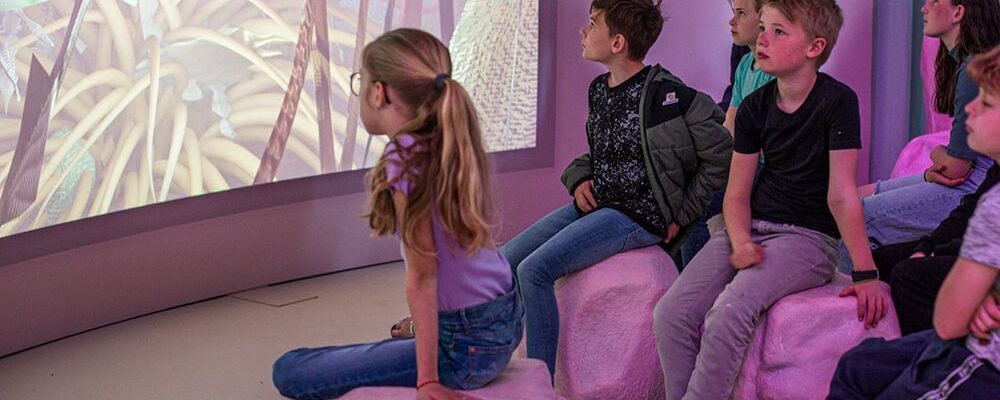 Kinderen kijken naar een voorstelling op een scherm - Foto: Wiebrig Krakau