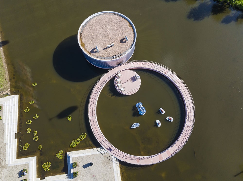 Dronefoto van ronde Kunstpaviljoen M. dat in het water is gebouwd - Foto: Maarten Feenstra