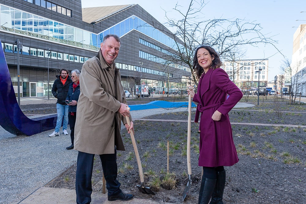 Gedeputeerde Jan de Reus en wethouder Maaike Veeningen poseren voor de foto tijdens de opening van het Stadspark in Almere Centrum.