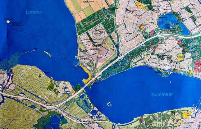 Uitgevouwen versie van de groen blauwe kaart van Almere met de focus op Almere Stad en Almere Haven