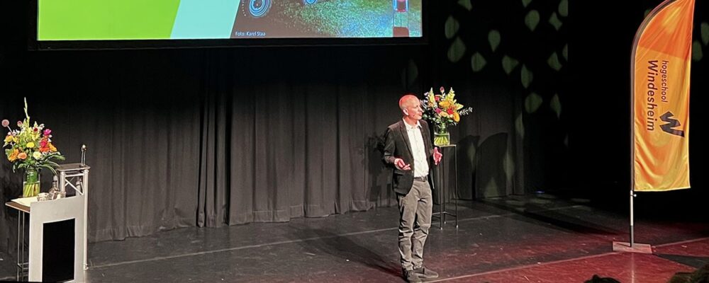Evert-Jan Velzing geeft een lezing tijdens het symposium ‘Samenwerken aan de nieuwe stad’