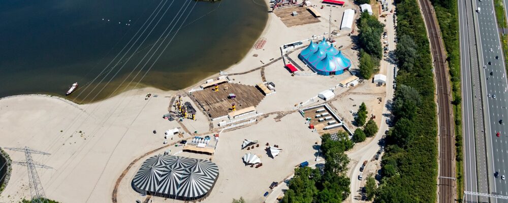 Opbouw van het Almeerderstrand voor een evenement vanuit de lucht gezien.