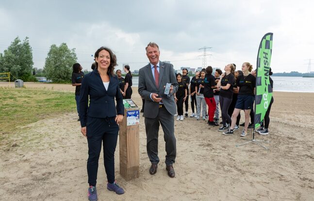 Gedeputeerde Jan de Reus en wethouder Maaike Veeningen bij de opening van het Rondje Weerwater