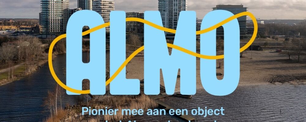 ALMO logo op een foto van het Almeerderstrand