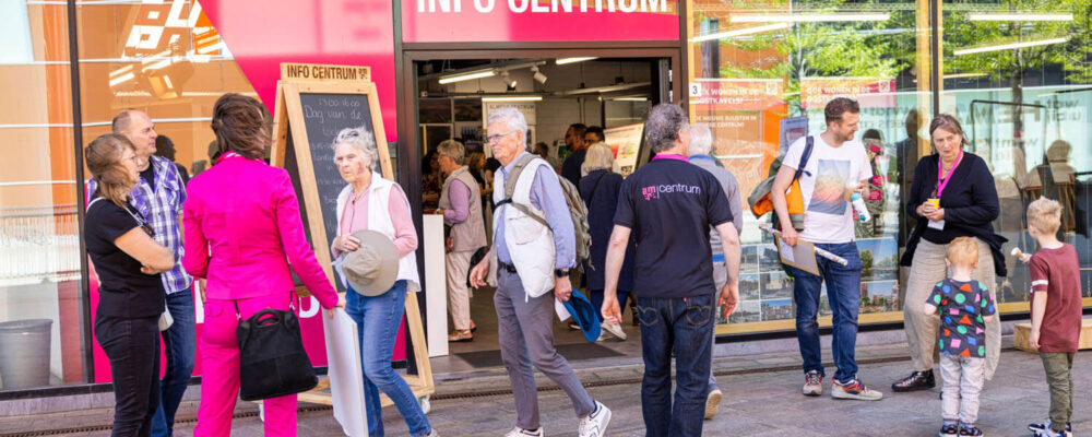 Groep mensen buiten het Info Centrum