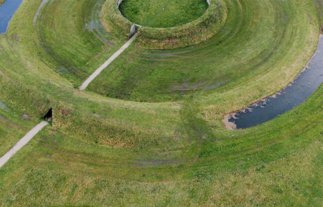 Een grasveld van bovenaf, onderdeel van de land art in Almere.